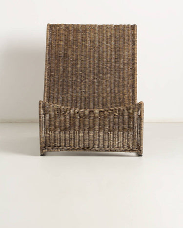 Detalle de sillón de ratán para exterior