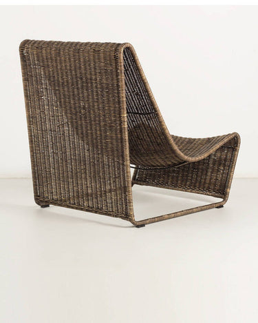 Sillón de ratán marrón para terraza
