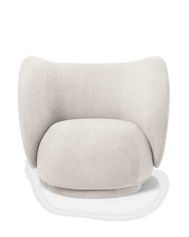 Sillón Rico de bouclé blanco de Ferm Living, vista frontal del asiento y el respaldo envolvente