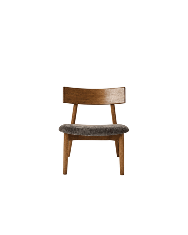 Sillón MUUBS de roble oscuro, vista frontal