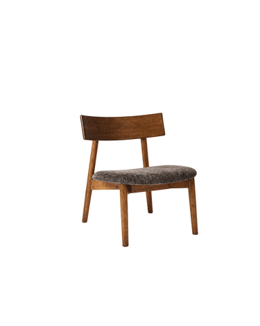 Vista en tres cuartos del sillón de roble oscuro y asiento gris