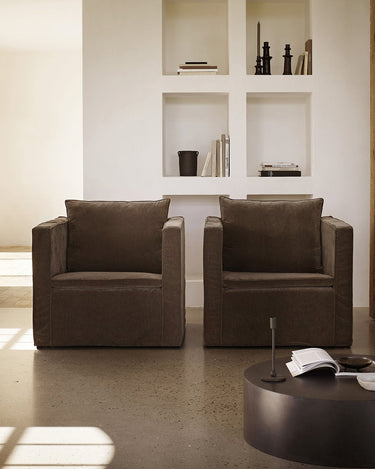 Sillón tapizado en tejido reciclado color moka de Tine K Home