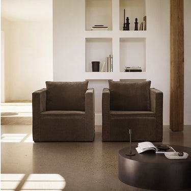 Sillón tapizado en tejido reciclado color moka de Tine K Home