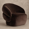 Sillón de terciopelo chocolate y madera de pino de Vical sobre pared topo clara