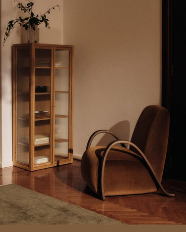 Sillón de terciopelo devoré rust con reposabrazos de roble