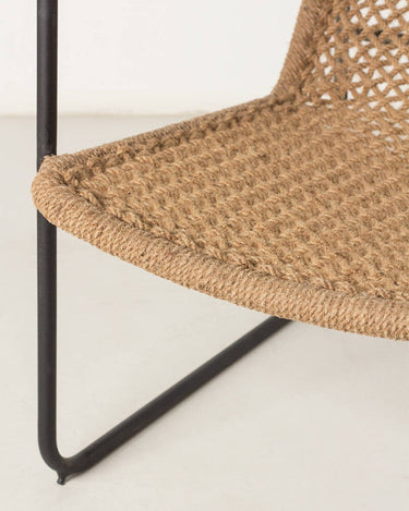 Sillón de yute con estructura metálica negra