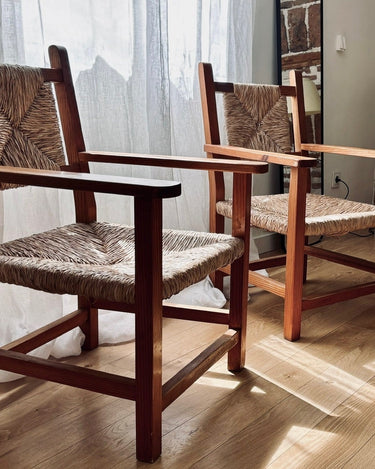 Conjuntos de sillones vintage: detalle de esta pareja de madera y sus asientos y respaldos trenzados