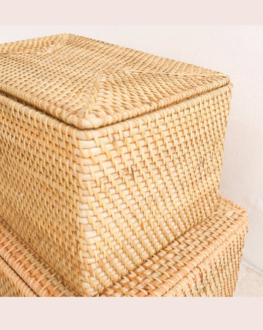 Vista superior de cesta de mimbre Soeji con tapa beige
