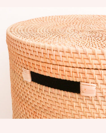 Cesto de ropa de ratán Soeji en ambiente natural de baño