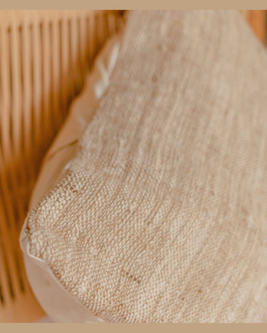 Funda de cojín Soeji de algodón natural marrón de comercio justo