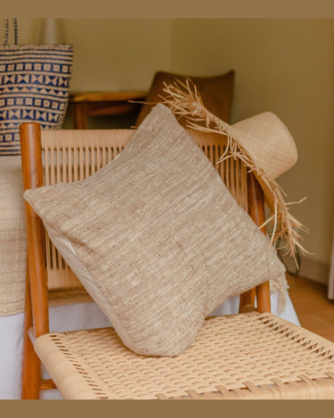 Funda de cojín Soeji de algodón marrón en ambiente de dormitorio