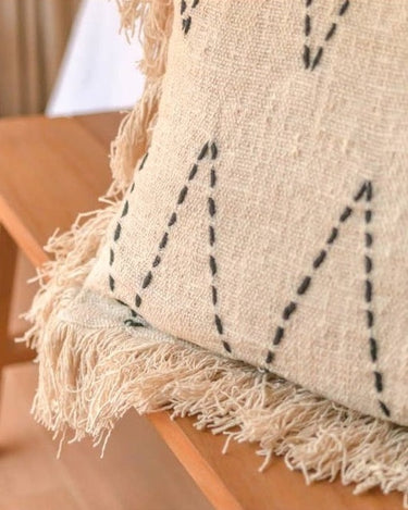 Funda de cojín Soeji de algodón tejida a mano en ambiente natural