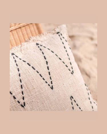Detalle de flecos en funda de cojín de algodón con zigzag negro Soeji