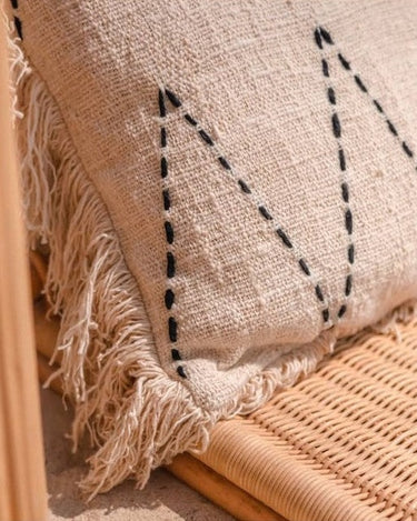 Funda de cojín de algodón blanco roto con zigzag negro vista completa