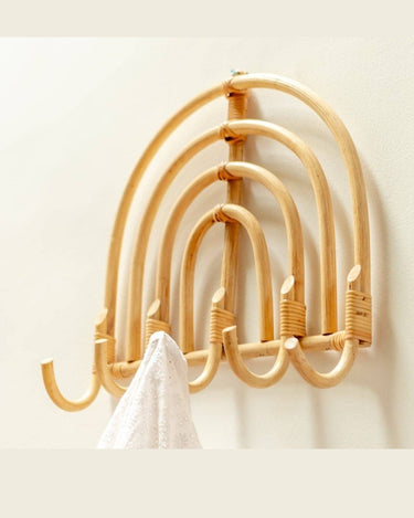 Perchero de pared Soeji de ratán natural beige con ganchos artesanales