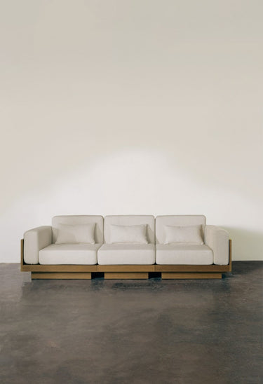 Sofás de Gabrielle Paris, proporción y material de sofá amplio de asiento envolvente en nogal