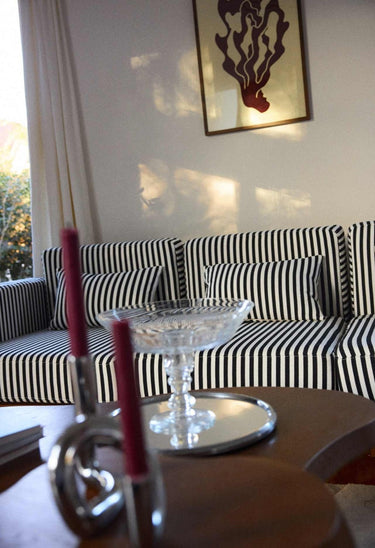 Sofás de Gabrielle Paris, proporción y material de sofá amplio de asiento envolvente en teca