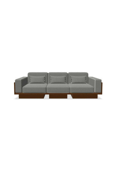 relación entre material y forma de sofá amplio de asiento envolvente en teca de Gabrielle Paris