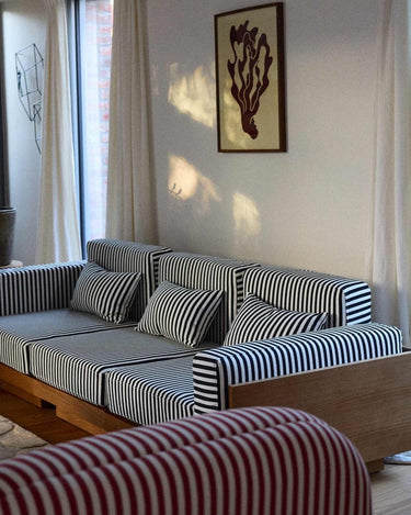 Sofá de Gabrielle Paris, silueta y acabado de sofá amplio de asiento envolvente en teca