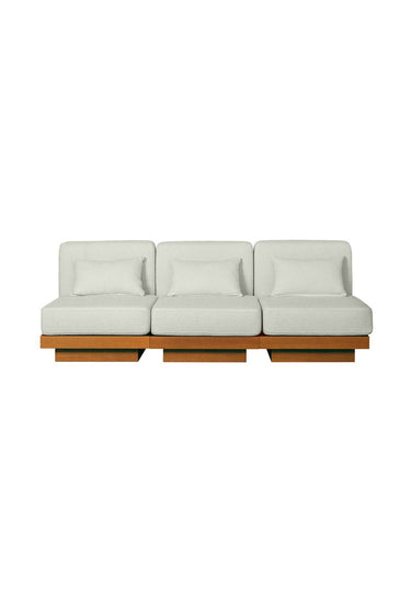 Sofás de Gabrielle Paris, proporción y material de sofá amplio de madera de iroko para exterior