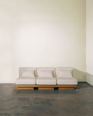 Sofá de Gabrielle Paris, silueta y acabado de sofá amplio de madera de iroko para exterior