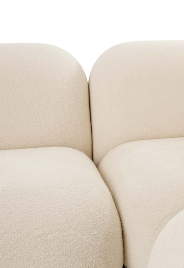 detalle constructivo de sofá amplio en rizo crema de Gabrielle Paris