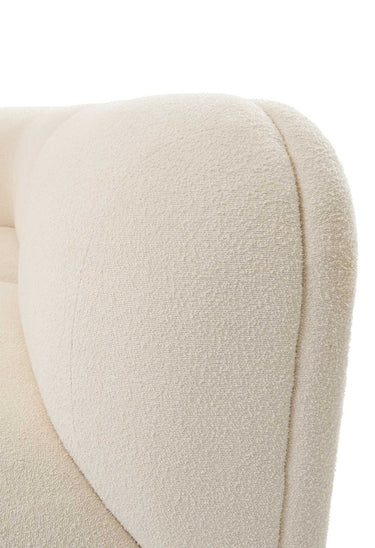 escala dentro del conjunto de sofá amplio en rizo crema de Gabrielle Paris
