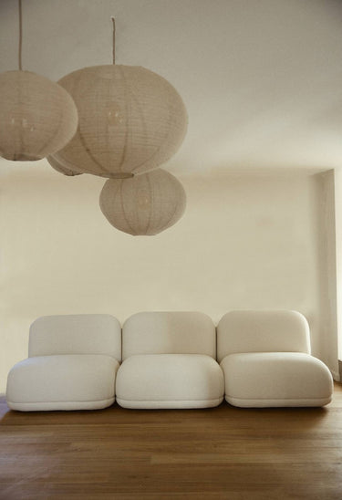 Sofás de Gabrielle Paris, proporción y material de sofá amplio en rizo crema