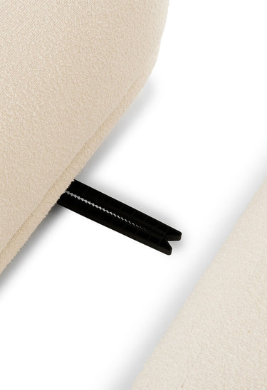 silueta general de sofá amplio en rizo crema de Gabrielle Paris
