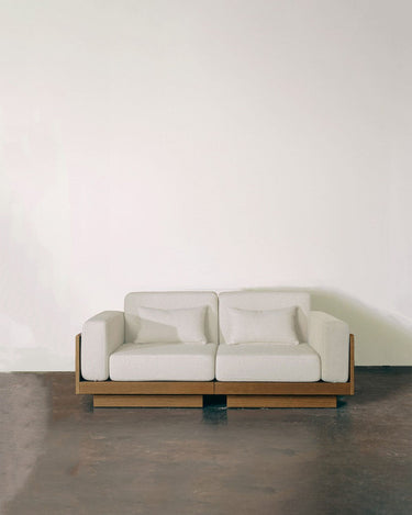 Sofá de Gabrielle Paris, silueta y acabado de sofá compacto de asiento envolvente en iroko