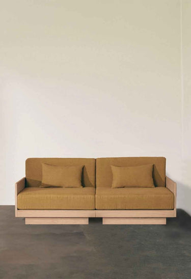 Sofás de Gabrielle Paris, proporción y material de sofá compacto de perfil bajo en roble natural
