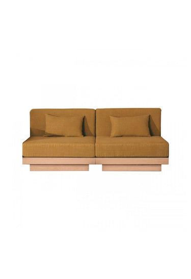 Sofás de Gabrielle Paris, proporción y material de sofá compacto en roble natural