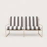 Sofá de jardín de dos plazas con cojines a rayas de Ferm Living: sofá de dos plazas frontal completo, bastidor tubular claro y dos conjuntos de cojines a rayas oscuras y claras.