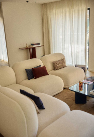acabado y tono de sofá esquinero amplio con chaise longue en rizo crema de Gabrielle Paris