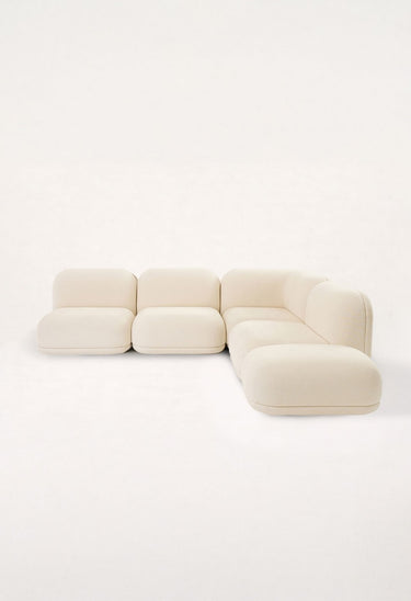 Sofás de Gabrielle Paris, proporción y material de sofá esquinero amplio con chaise longue en rizo crema