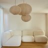 relación entre material y forma de sofá esquinero amplio con chaise longue en rizo crema de Gabrielle Paris