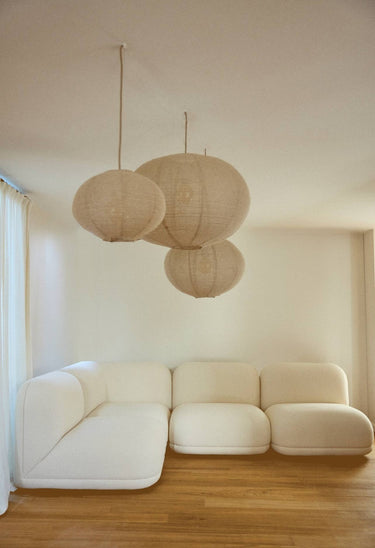 relación entre material y forma de sofá esquinero amplio con chaise longue en rizo crema de Gabrielle Paris
