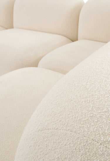 silueta general de sofá esquinero amplio con chaise longue en rizo crema de Gabrielle Paris