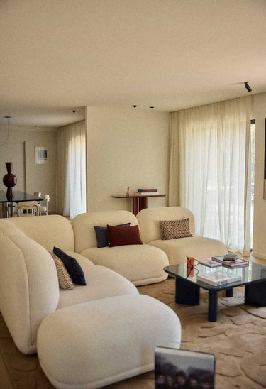 volumen y estructura de sofá esquinero amplio con chaise longue en rizo crema de Gabrielle Paris
