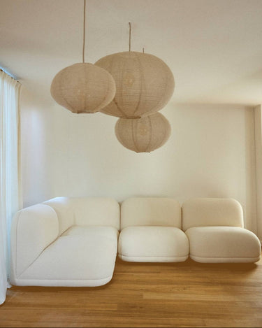 Sofá esquinero Gaston de 4 plazas con chaise longue en rizo crema de Gabrielle Paris, sofá en salón luminoso