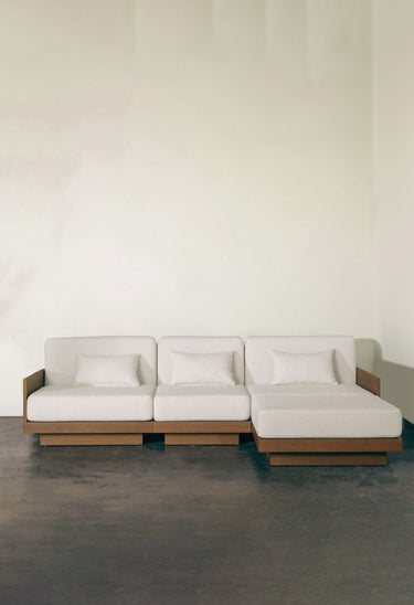 Sofá Georges con chaise longue de 4/5 plazas en iroko de Gabrielle Paris, sofá en ambiente