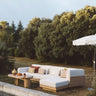 Sofá Georges con chaise longue de 4/5 plazas en iroko de Gabrielle Paris, sofá junto a una piscina