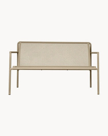 Sofá beige frontal, asiento continuo y brazos tubulares.