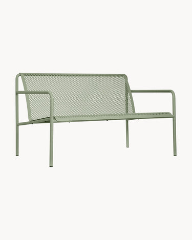 Sofá de Ferm Living: sofá verde de dos plazas aislado en tres cuartos, sin cojines, con brazos tubulares.