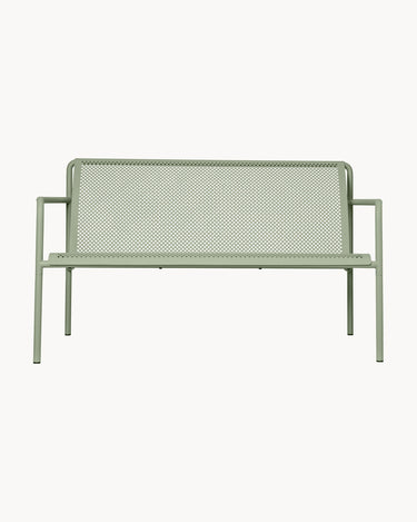 Sofá verde frontal, asiento continuo, brazos tubulares y respaldo perforado.