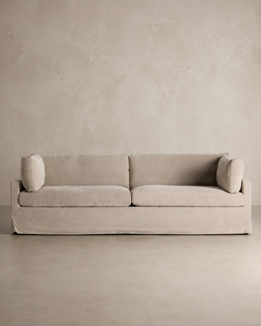 Sofa de lino beige de Vical ante pared topo claro