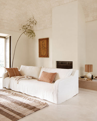 Sofá de Tine K Home en un salón con textiles y tonos naturales