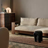Sofá de lino natural con estructura de pino oscuro de Ferm Living, lino natural y pino oscuro: sofá de lino natural y estructura de madera oscura en salón.