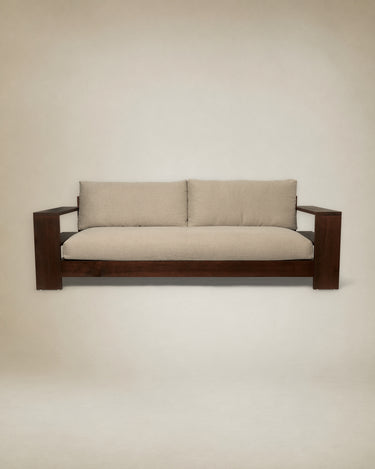 Sofá de Ferm Living: vista frontal del sofá con dos cojines de respaldo y brazos anchos.