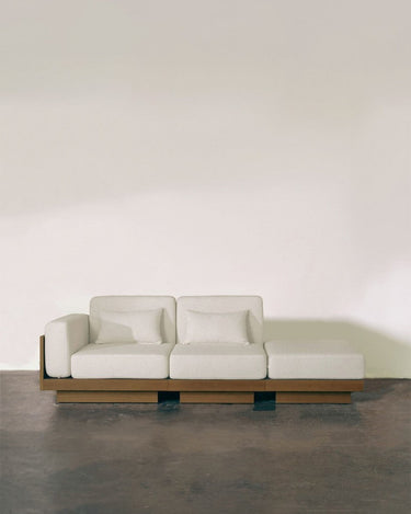 Sofá de Gabrielle Paris, silueta y acabado de sofá modular amplio de exterior en madera de iroko